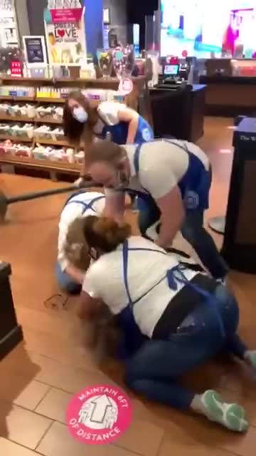 BE KAUKĖS MOTERIS PARDUOTUVĖJE BUVO UŽPULTA COVIDINIŲ ZOMBIŲ