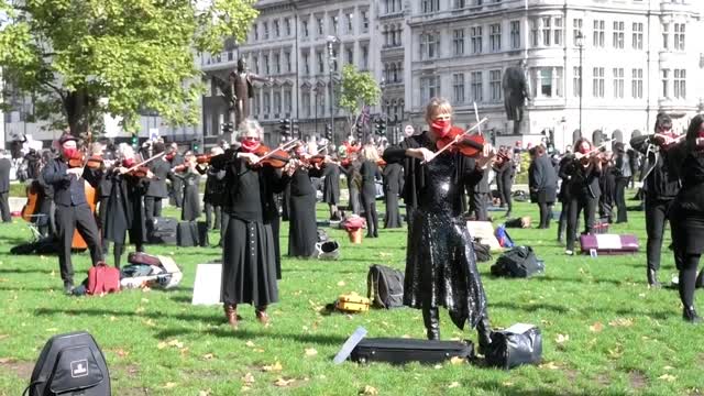 Cerca de 400 músicos piden ayuda frente Parlamento de Londres