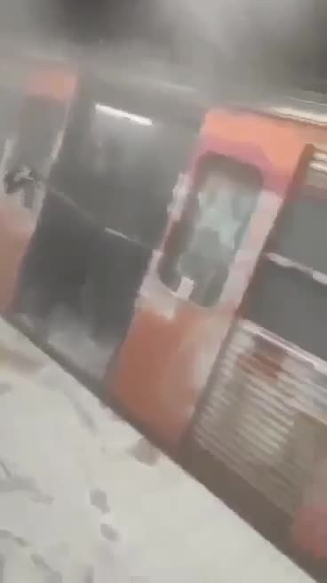 ΒΙΝΤΕΟ 2 Εθνικιστές τσακίζουν αναρχικούς στον ΗΣΑΠ