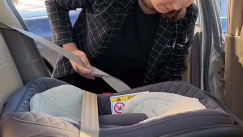 Lifehack How to fix a baby cradle in a car