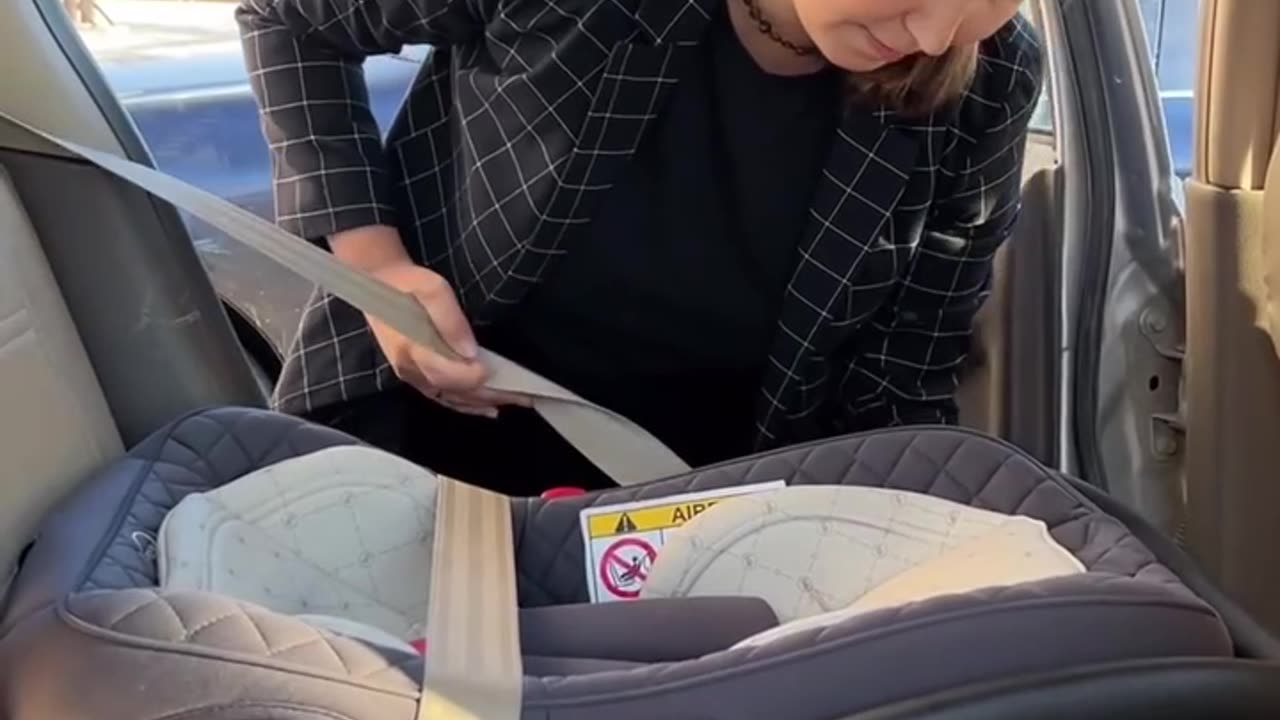 Lifehack How to fix a baby cradle in a car