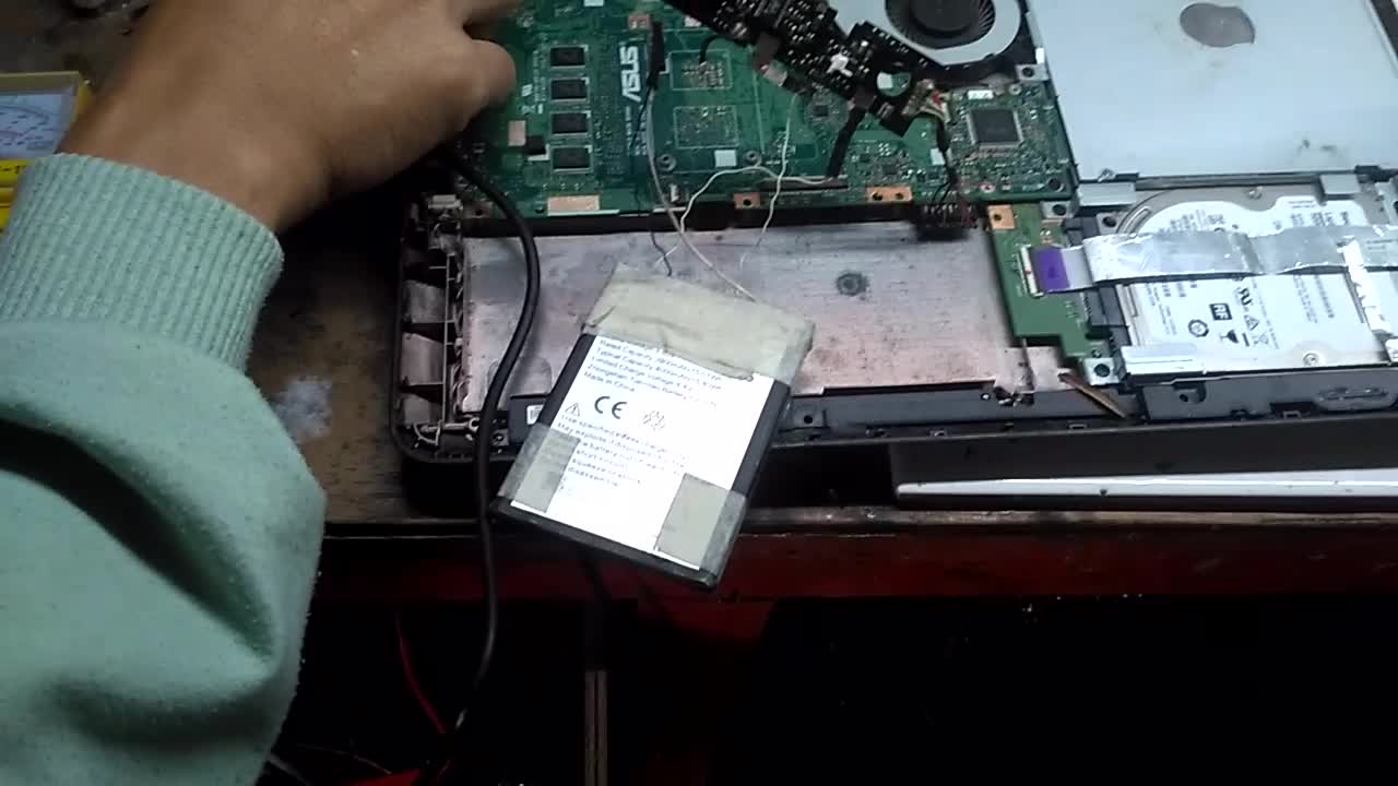 Assembling your own laptop battery with used headphone batteries