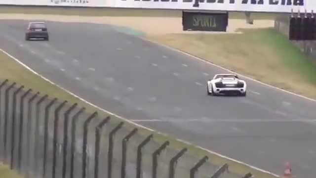 Audi R8 V10 SPYDER vs VW GOLF 2 R32