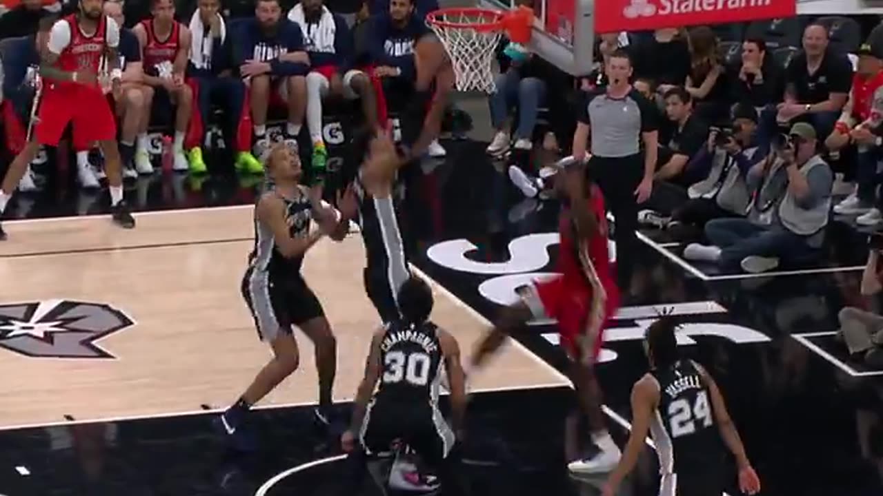 NBA - Wemby preserves the Spurs' 1-point lead with a minute to play! Pelicans-Spurs