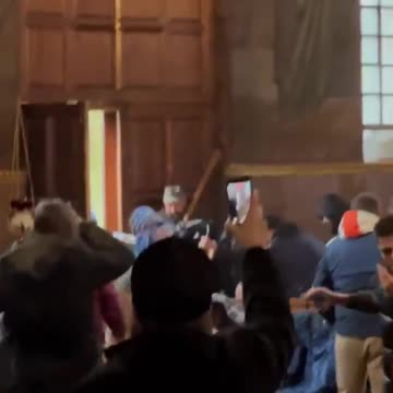 Κουκουλοφόροι εισέβαλαν με όπλα σε εκκλησία στην Ουκρανία!