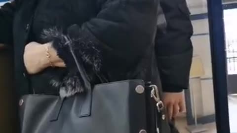 Diana Sosoaca si Cristian Terhes impiedicati de jandarmii-paznici sa ajunga la biroul lui Turcan