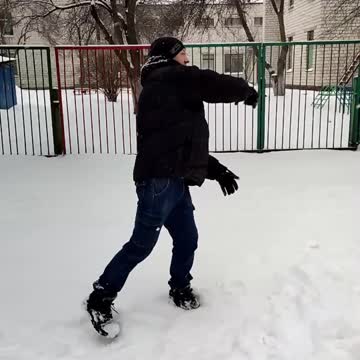 Mutual hit by snowballs