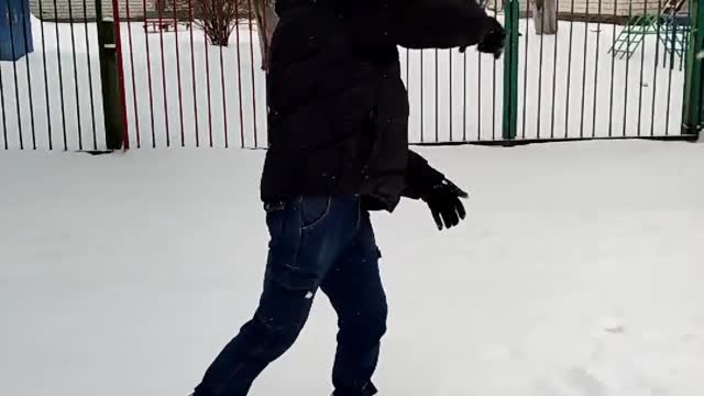 Mutual hit by snowballs