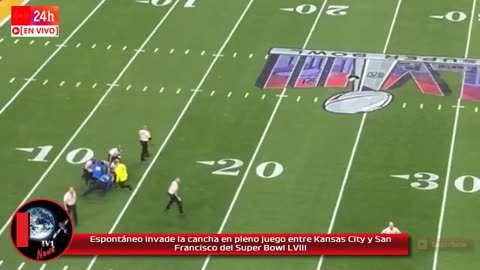 Espontáneo invade la cancha en pleno juego entre Kansas City y San Francisco del Super Bowl LVIII