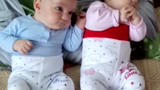 ДВА МИЛЫХ МАЛЫША