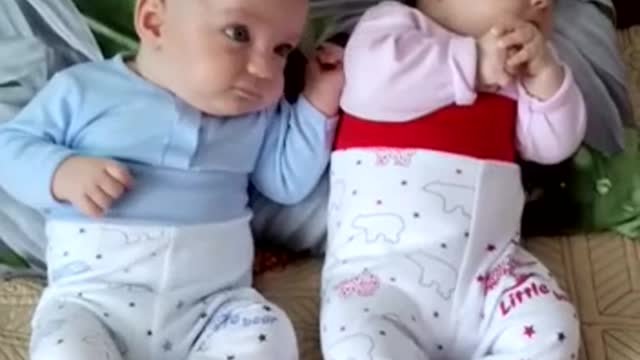 ДВА МИЛЫХ МАЛЫША