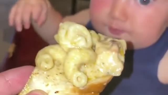 Baby Mac and cheese trick. This is how to properly feed a baby.