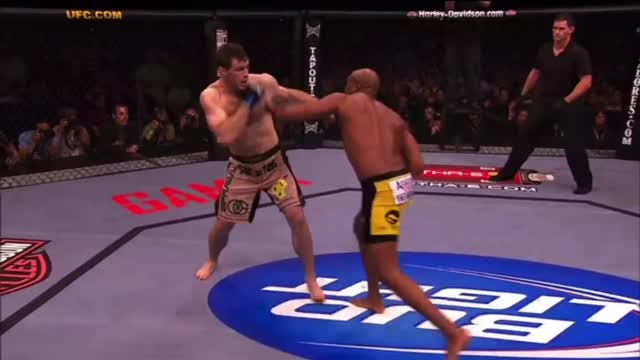 Anderson Silva fighting