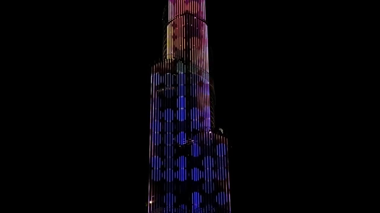 Burj Khalifa's Mesmerizing Light Show Extravaganza