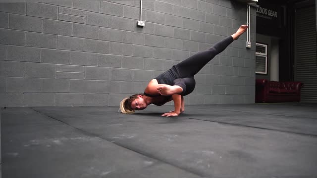 Frogstand Variations [TRY THESE] // School of Calisthenics