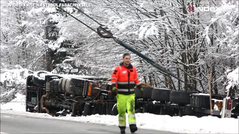 Izvlačenje kamiona s prikolicom koji je sletio se ceste prije dva dana