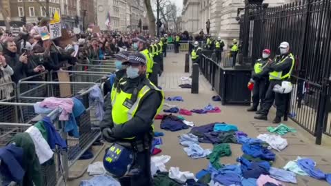 Nurses are laying down their uniform in UK against mandate vaccine in thousands