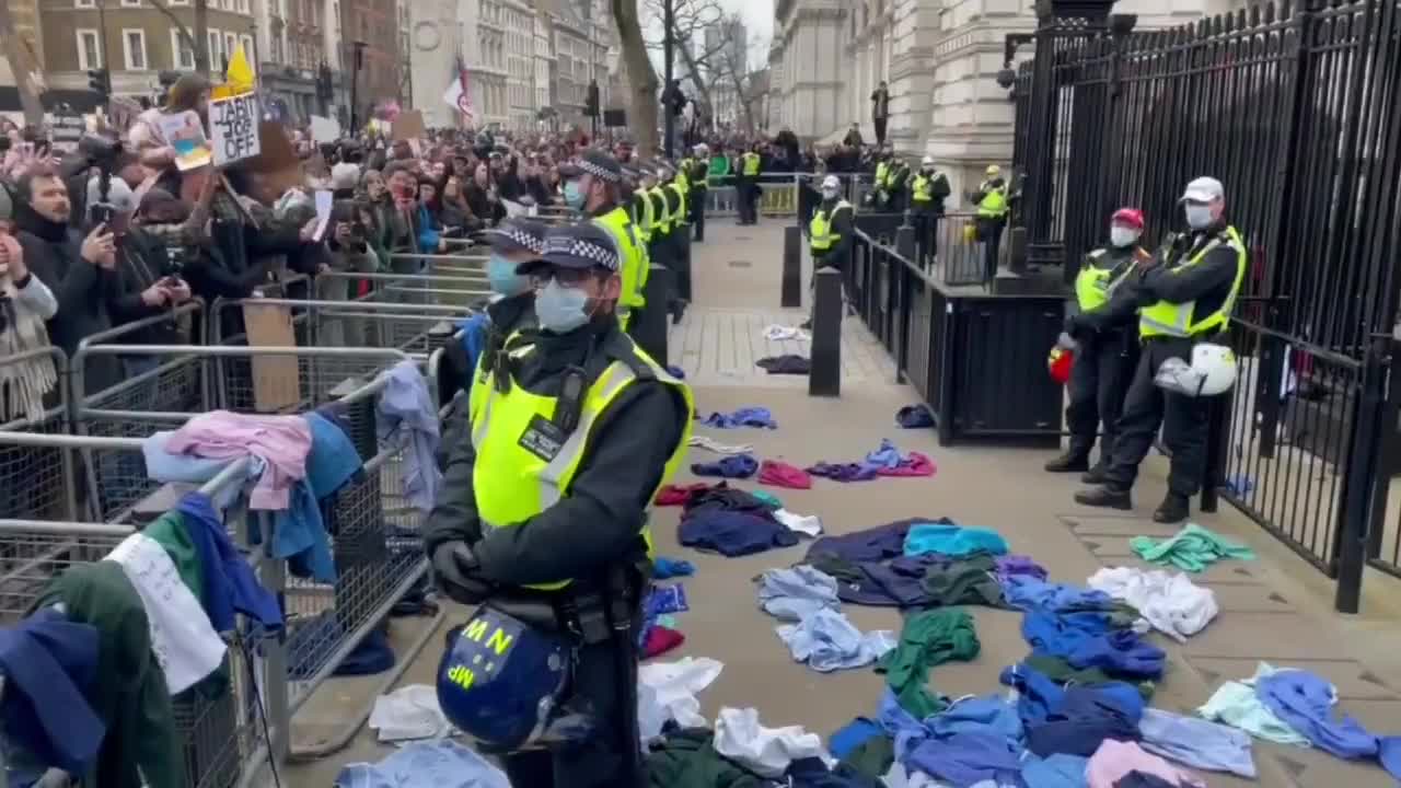 Nurses are laying down their uniform in UK against mandate vaccine in thousands