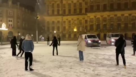 Dutch police snowball with the people