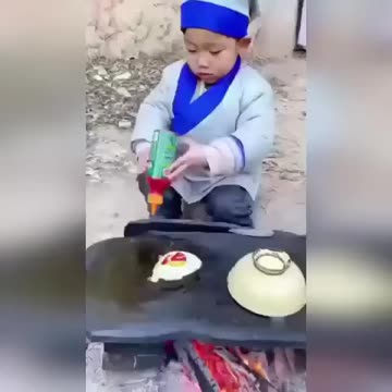 Cамостоятельный мальчишка, такой с голоду не пропадёт!