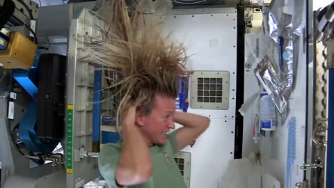 How to wash your hair in space. Tips