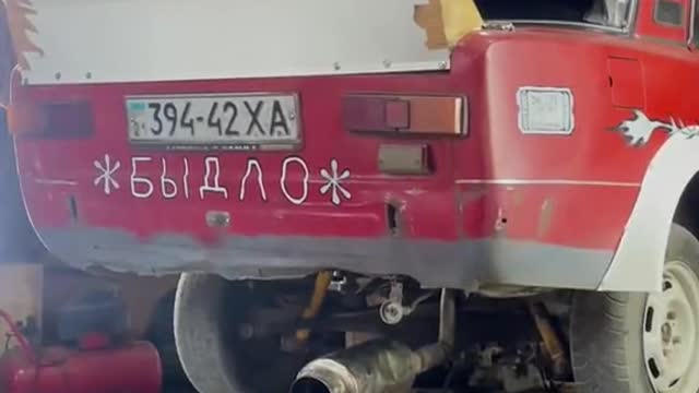 The repair shop starts the exhaust pipe of the modified car.