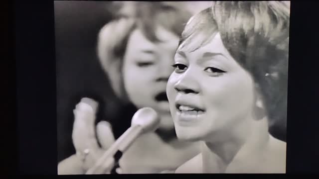 Staple Singers Pray On 1966 Live