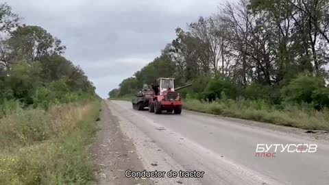 Los tractoristas ucranianos sacan un tanque ruso T-72B3 capturado cerca de Izyum.
