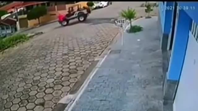 Jeep unlocked descends down the street