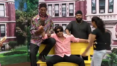 स्टूडेंट्स की खिंचाई करते रहता है.