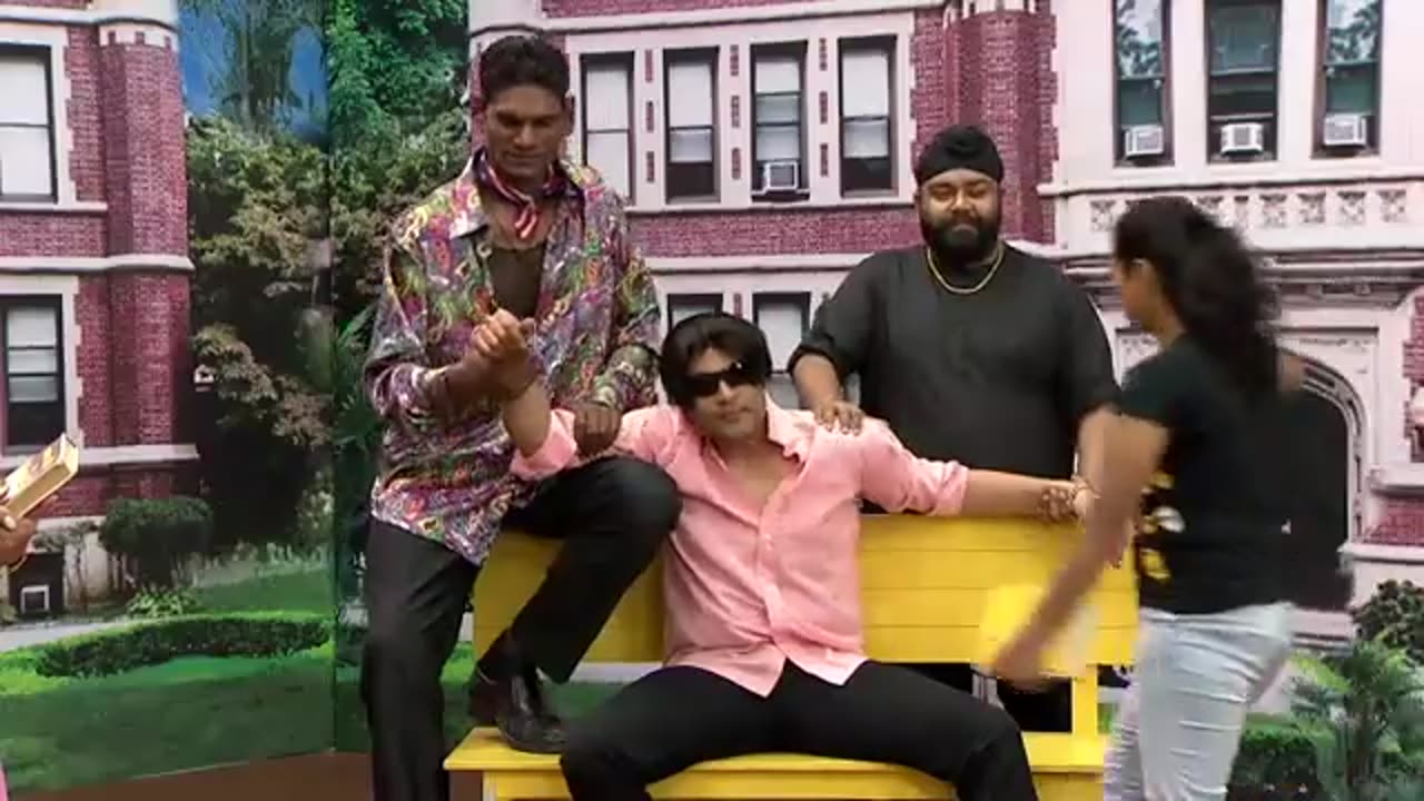 स्टूडेंट्स की खिंचाई करते रहता है.