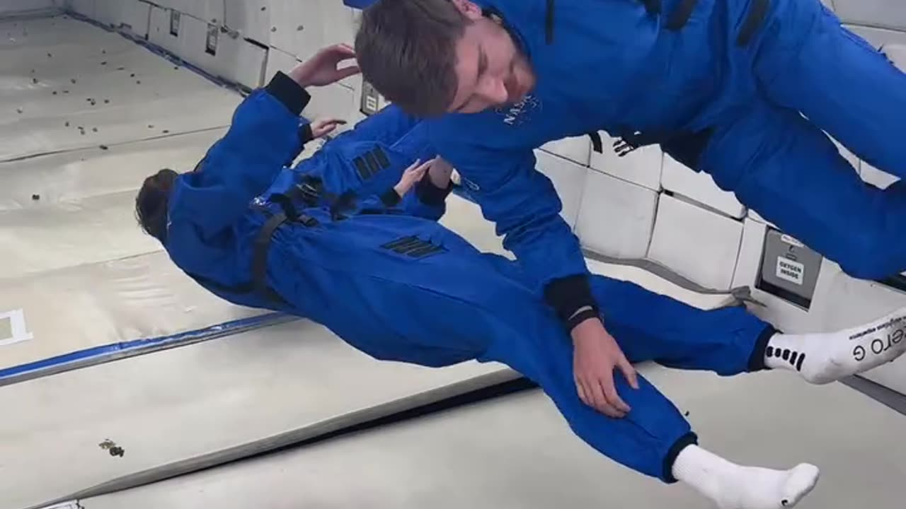 Aeroplane mein kitni gravity hai comment karke bataen #shorts