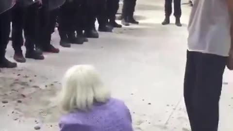 The grandmother who was razed knelt down and burned incense to the people who came to raze the house