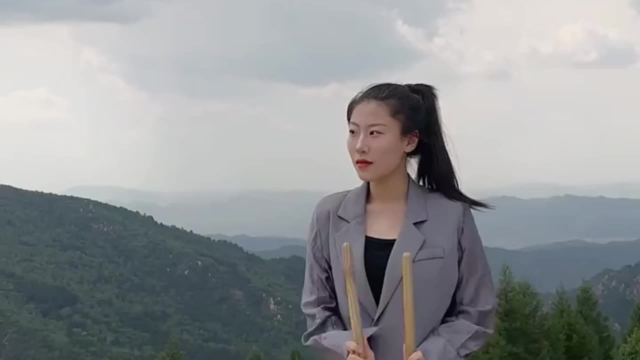 # original video #The scenery on the mountain is beautiful. Life is like a journey against the odds.