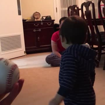 Padres descubren un modo genial de cansar a su bebé antes de dormir