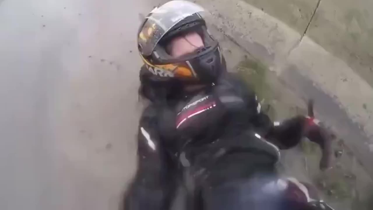 A biker saved his girlfriend during an accident. This is the type of stuff you see in movies