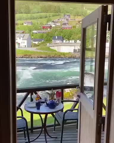 Tea time by the river 💦