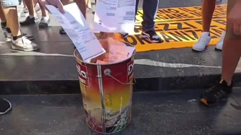 Citizens of Naples burn their energy bills in the streets. This is the start of mass non compliance