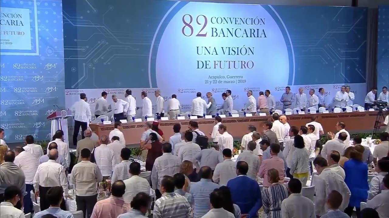 Propone presidente reducir comisiones por envío de remesas durante la 82 Convención Bancaria