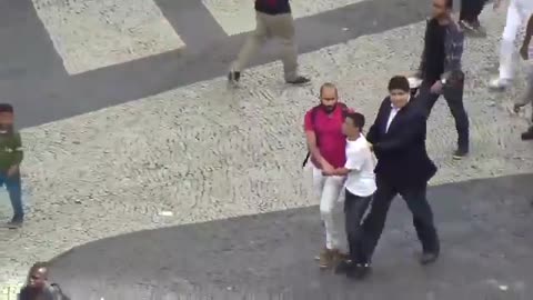Camera catches a thief being caught by people on the street RIO DE JANEIRO