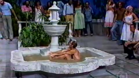 Os Trapalhões - Tomando banho em praça pública