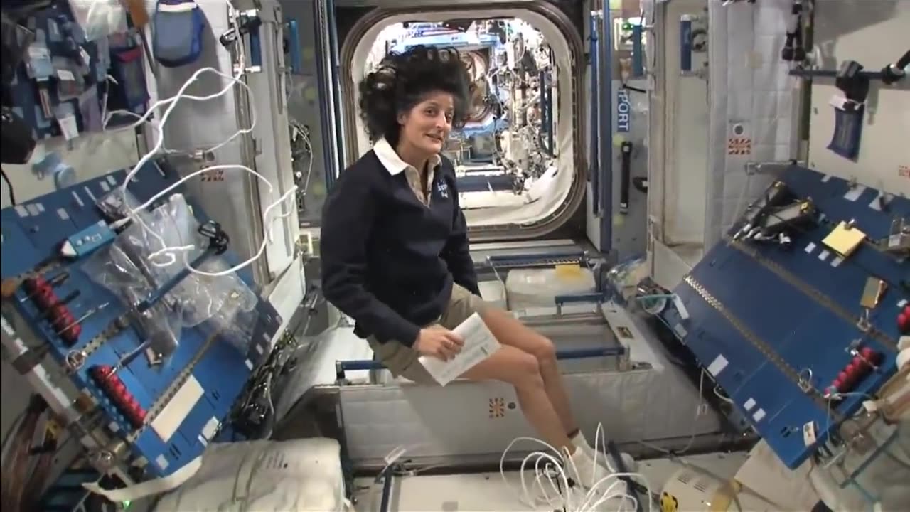 Space Station Tour: kitchen, Bedroom & the Latrine