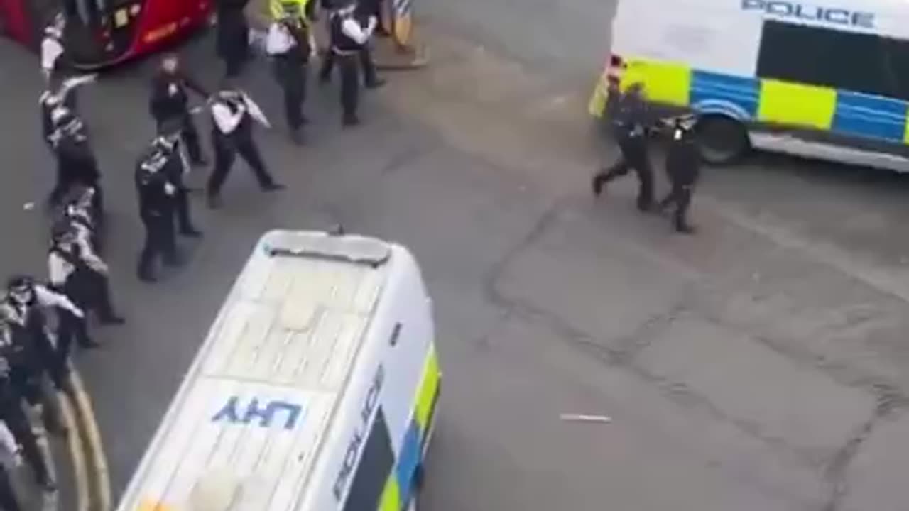 London, illegal migrantes armed with sticks clash with British police.