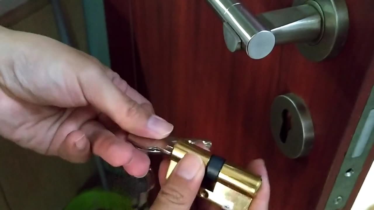 HOW TO CHANGE THE DOOR LOCKS AND HOW TO NOT CHANGE THE KEYS