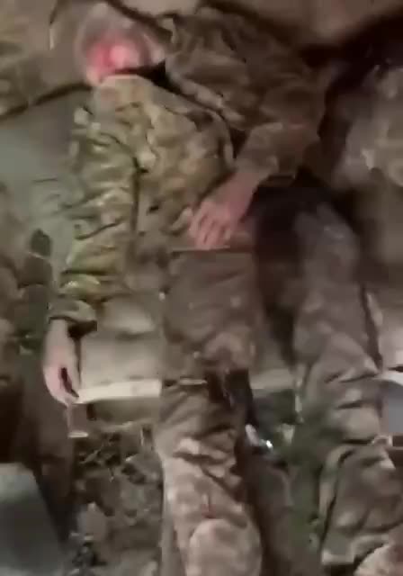 L'esercito russo ha liberato i militari ucraini che erano tenuti in catene come i cani,