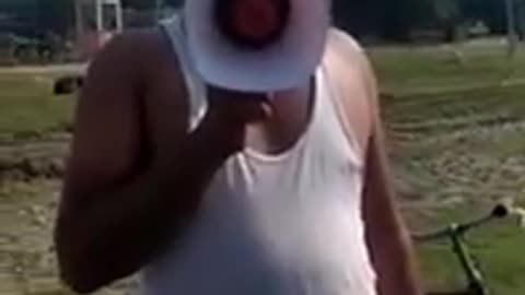 Camera man jaldi focus kero meme