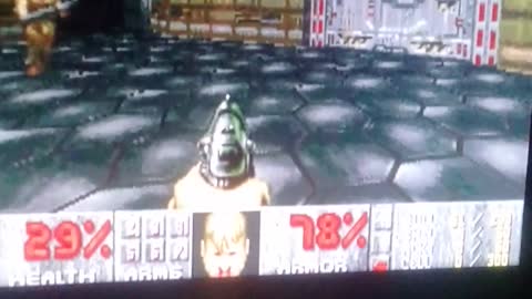 jogando doom fase 1 nintendl 64