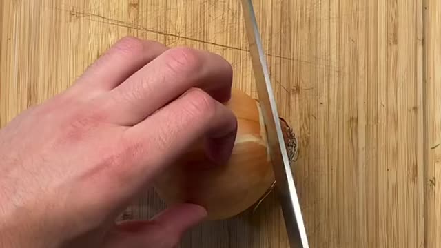 Easy way to cut an onion! Follow for more if this helped ❤️