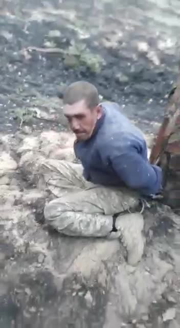 Zajatí ukrajinští vojáci u Slavjansku