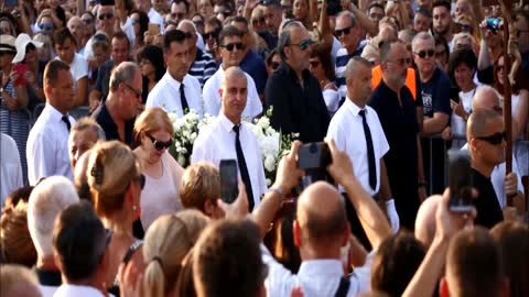 Gromoglasni pljesak dok Oliverov lijes prolazi rivom